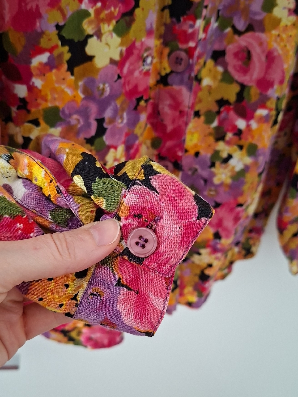 Vintage 80's/90's Vibrant Floral Button-up Shirt Flowy Rayon Blend (Size M) - Picture 4 of 7